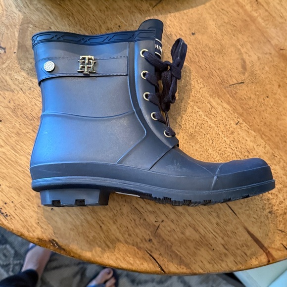 Tommy Hilfiger Rain Boots. - Picture 4 of 7